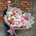 Великий букет с розовыми пионами