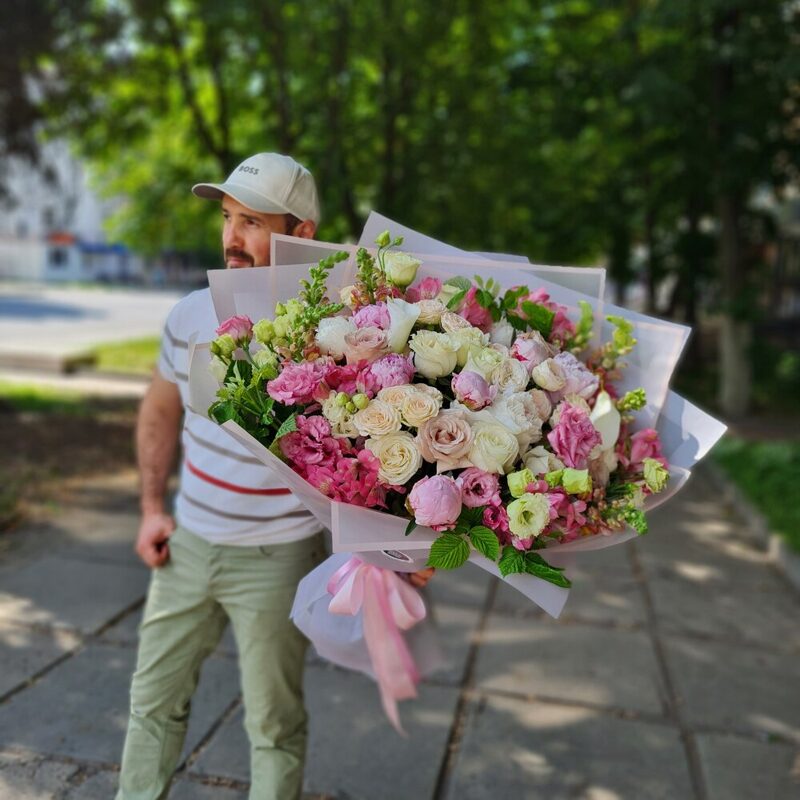 Большой розово- белый букет с пионами