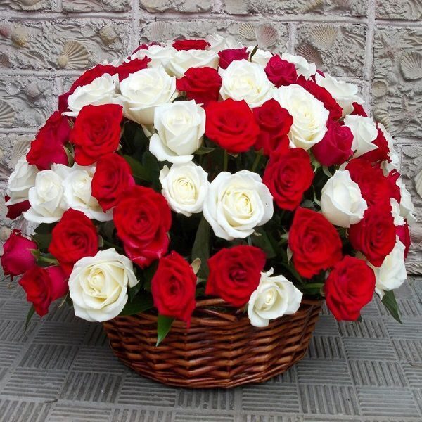 Корзина с красными и белыми розами "Мулен Руж"