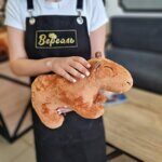 Капибара ждет у бара