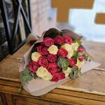 25 роз (40 см) с эвкалиптом в стильной упаковке ( малиново-белый букет )