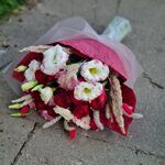 Красно-розовый букет с эустомой и колосками
