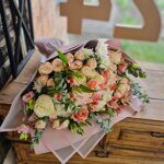 Большой букет с ранункулюсами ,гортензией и розами