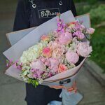 Светлый букет с гортензией и пионами