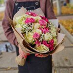 Букет белых роз с розовыми кустовыми розами