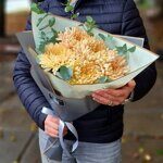 Букет из пяти крупных кремовых хризантем