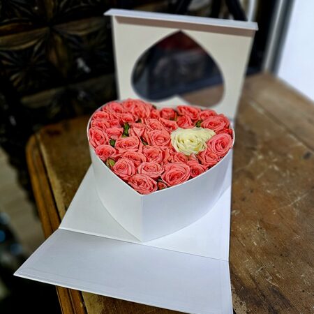 Раскрытое сердце - белая роза