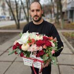 Красно-белая корзинка с амариллисами и тыковками