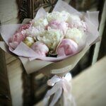 Букет из 15 нежных пионов
