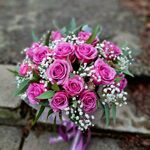 Коробка с сиреневыми розами и гипсофилой