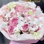 Воздушный букет из белых орхидей и розовых роз