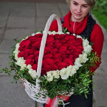 Корзина "Сердце" 101 роза красная и белая