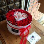 Коробка с красными розами и сердцем из раффаелло