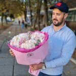 Три розовых гортензии с радужной гипсофилой