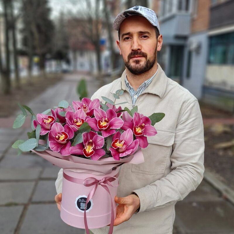 Коробочка с розовыми орхидеями и эвкалиптом