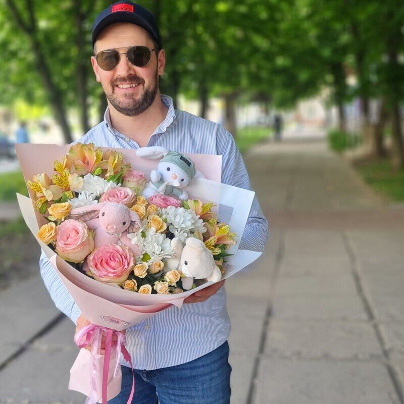 Букет с зайками , розами и альстромерией