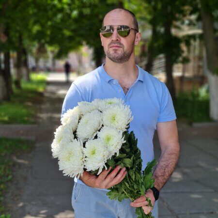 Хризантемы одноголовые белые крупные