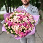 37 нежных пионовидных кустовых роз