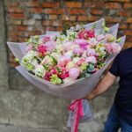 Великий букет с розовыми пионами