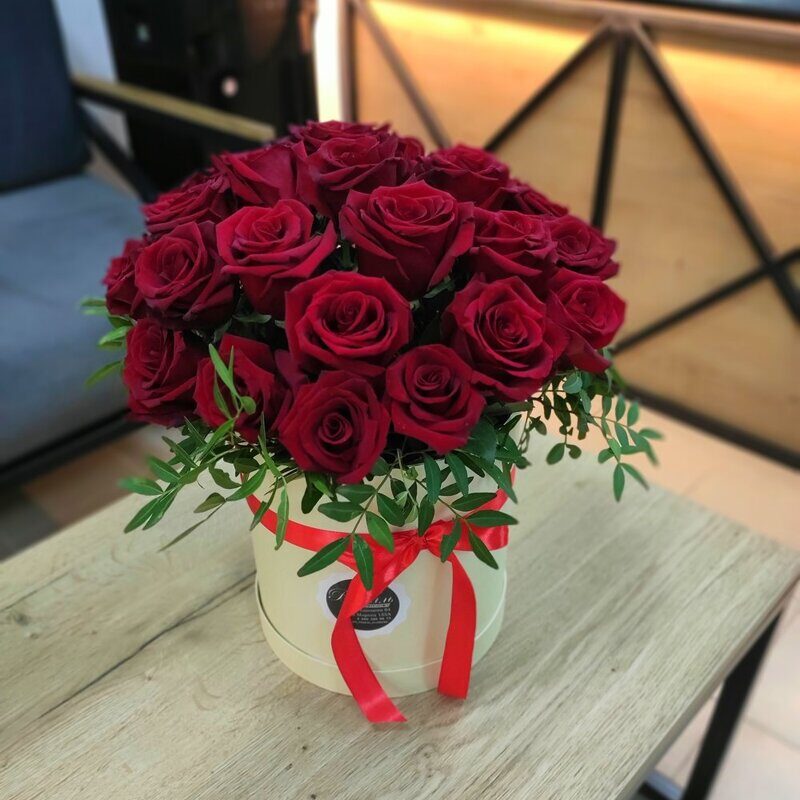 Коробка с красными розами