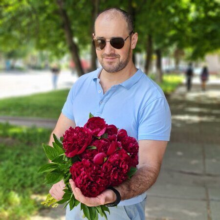 Красные крупные пионы