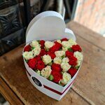 Коробка - сердце из красных и белых кустовых роз