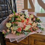 Большой букет с ранункулюсами ,гортензией и розами