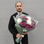 Букет 9 белых и фиолетовых хризантем Бигуди