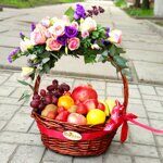 Фруктовая корзина с букетом на ручке