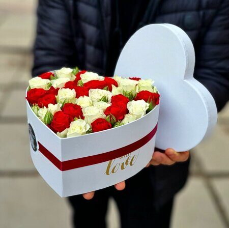 Коробка - сердце из красных и белых кустовых роз