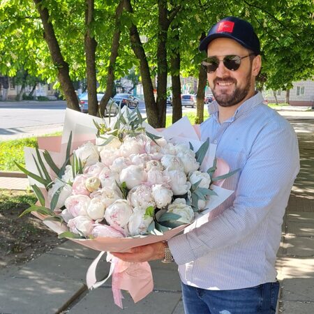 Большой букет из 35 белых пионов