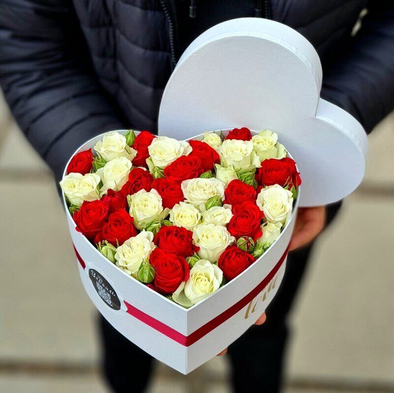 Коробка - сердце из красных и белых кустовых роз