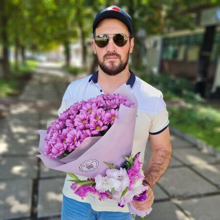 Розовые хризантемы и гладиолусы