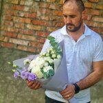 Сиренево-белый букет с георгинами
